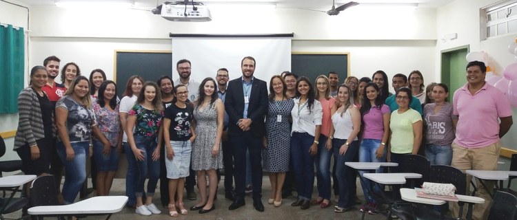 Docentes, diretores e alunos posam para foto