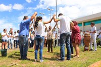 Momento do plantio de árvores em homenagem à saudosa Raquel de Jesus, nossa bibliotecária.