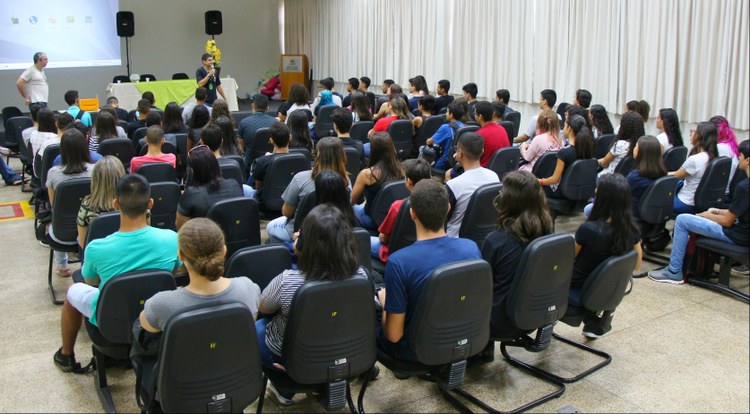 Assistente da Direção de Ensino, Thiago Carneiro, recepciona os novos alunos