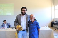 O palestrante Maurício Jr. recebeu das mãos do nosso estudante Cláudio Firmiano uma lembrança como agradecimento pelas contribuições.