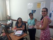 No primeiro dia da Semana da Mulher as servidoras e terceirizadas receberam biscoito caseiro e chá.
