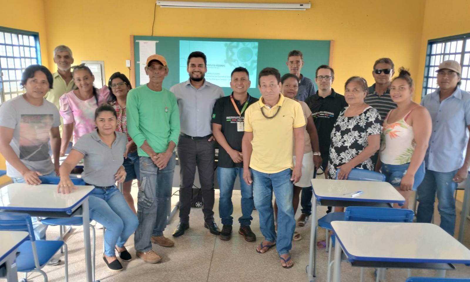 Estudantes diante do quadro.jpg