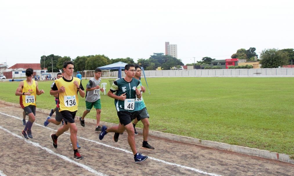 Mais de 300 estudantes competem em dez modalidades esportivas