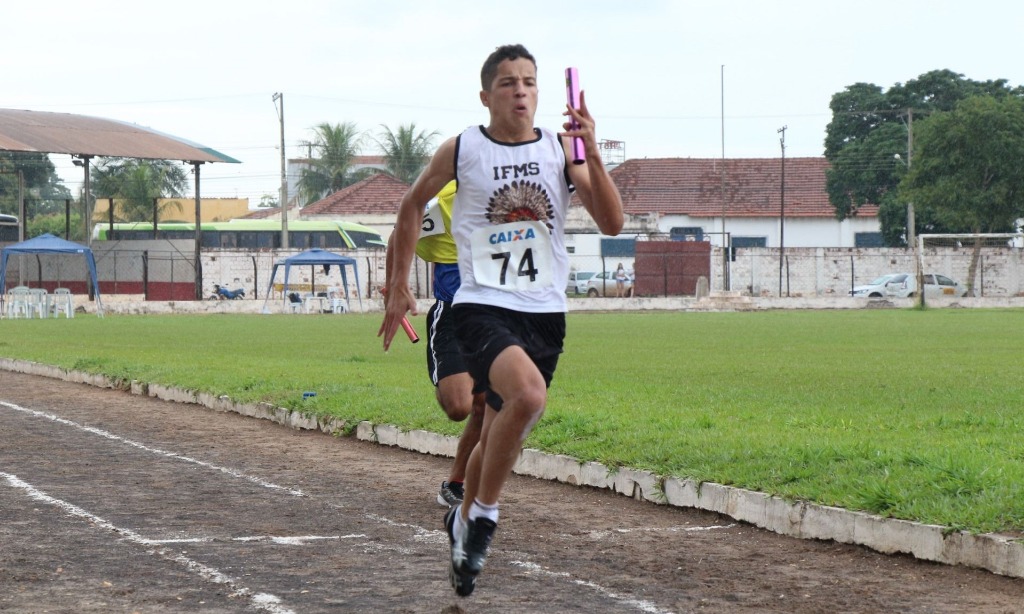 Mais de 300 estudantes competem em dez modalidades esportivas