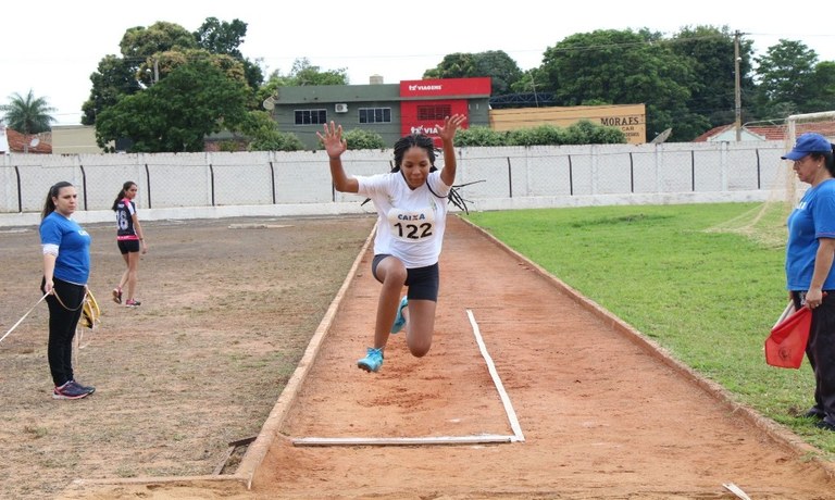 Mais de 300 estudantes competem em dez modalidades esportivas