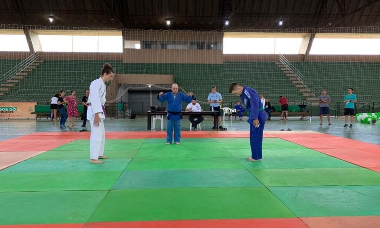 Mais de 300 estudantes competem em dez modalidades esportivas