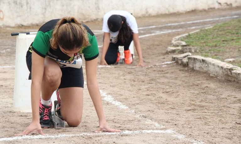 Mais de 300 estudantes competem em dez modalidades esportivas