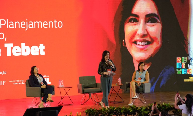 ministra1.jpg