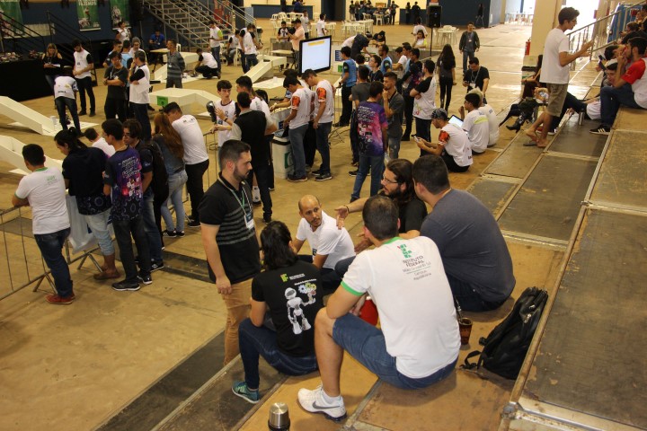Nas arquibancadas, professores e equipes assistem desempenho dos competidores