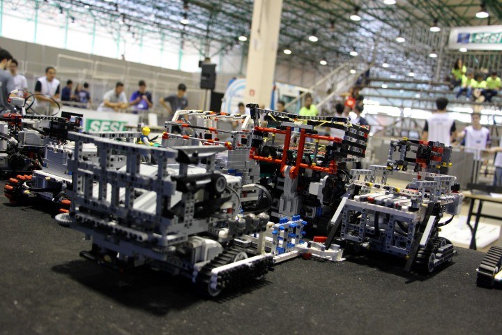 Robôs são construídos com kits Lego e materiais elaborados pelos estudantes