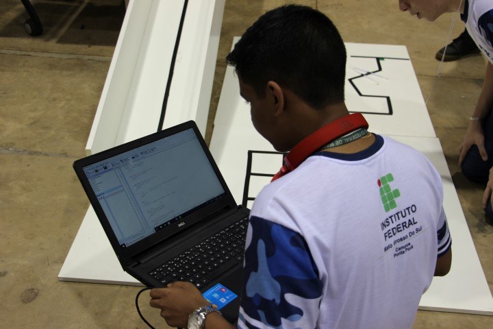 Estudante realiza programação em robô para encarar a pista