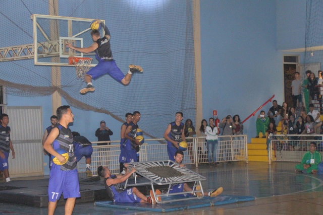Ginasloucos fizeram apresentação divertida na abertura Foto Ascom IFMS.jpg