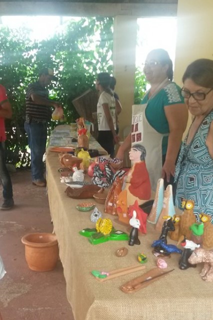 Também são comercializadas peças de artesanato em cerâmica - Foto: Campus Coxim/IFMS