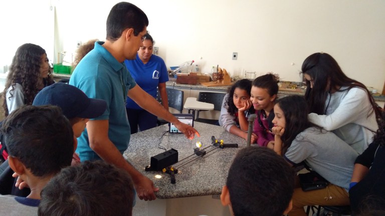 Campus Nova Andradina recebe alunos para experimentos práticos