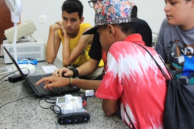 Problemas envolvendo a robótica são propostos como desafios Foto Campus Três Lagoas.jpg