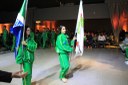 Atletas do IFMS adentram a cerimônia portando as bandeiras do estado de Mato Grosso do Sul e do IFMS.