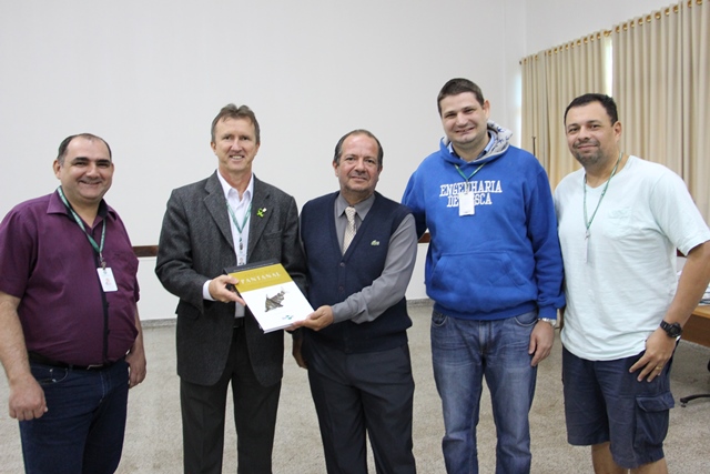Estudante do curso de Engenharia de Pesca doa livro à biblioteca do campus.JPG
