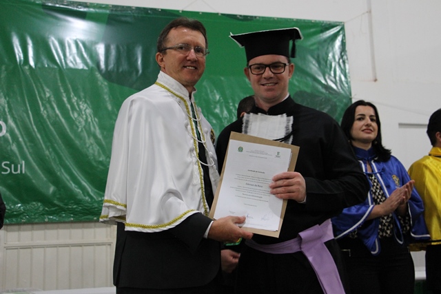 Reitor preside cerimônia de diplomação de concluintes de cursos técnicos presenciais.JPG