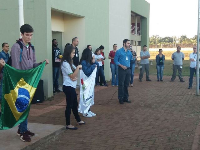 Diretor-geral do Campus Dourados participou do momento cívico - Fotos: Alexandra Souza e Marlon Marinho