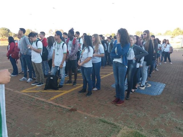 Momento cívico teve hasteamento das bandeiras e boas-vindas de diretores, coordenador de curso e presidente do grêmio - Fotos: Alexandra Souza e Marlon Marinho