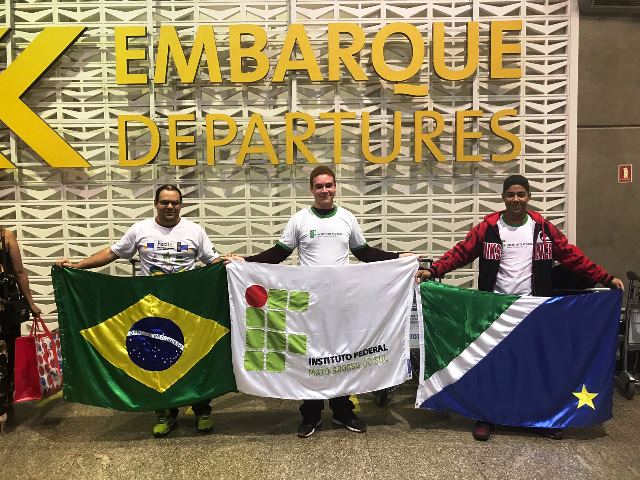 Estudantes e professor na sala de embarque rumo a Portugal - Foto: arquivo pessoal