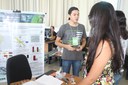 Estudante apresenta trabalho a visitantes da Feira de Ciência e Tecnologia de Aquidauana