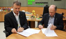 Acordo foi assinado pelo reitor Luiz Simão Staszczak e pelo presidente do Crea-MS, Dirson Artur Freitag