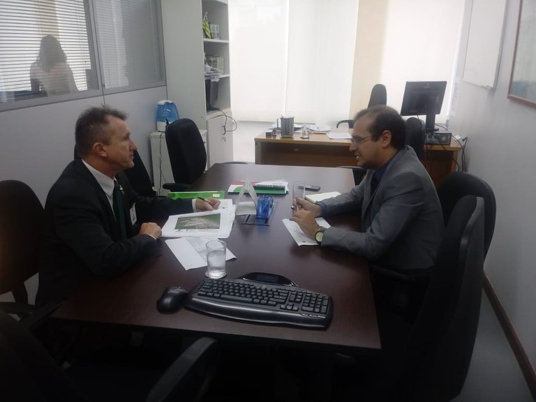 Reitor Luiz Simão Staszczak em visita à Setec/MEC, em Brasília