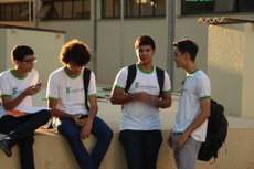 Estudantes de Campo Grande se reencontram no pátio do campus