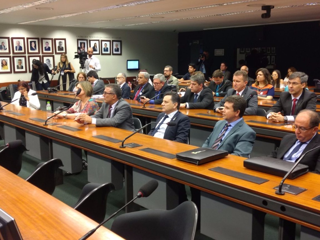 Parlamentares discutem situação orçamentária
