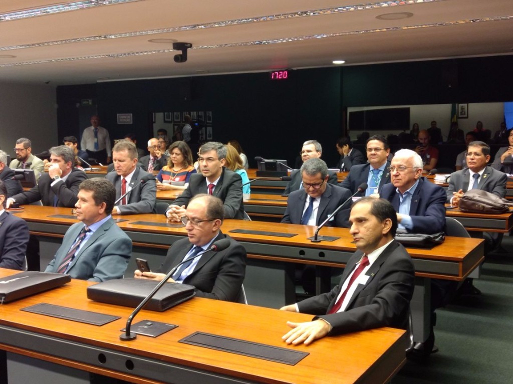 Parlamentares discutem situação orçamentária