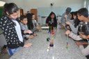 Alunos realizam experimento no laboratório de química - Foto Campus CoximIFMS.JPG