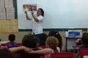 Professora Michela lê e mostra as ilustrações dos livros Foto Campus Três Lagoas.jpg