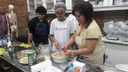 Professora ensinou os estudantes a fazer receitas reaproveitando alimentos Foto Ascom IFMS.jpg
