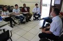 Estudantes do grêmio e representantes de turma conversam com o reitor