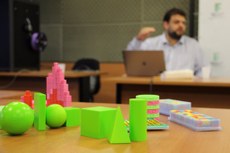 Peças geométricas em 3D ajudam no aprendizado sobre formas